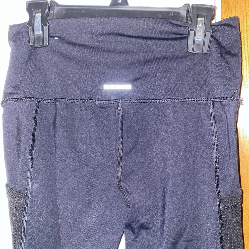 Black Aerie leggings with see through pattern on both sides of the legs - Picture 2 of 6